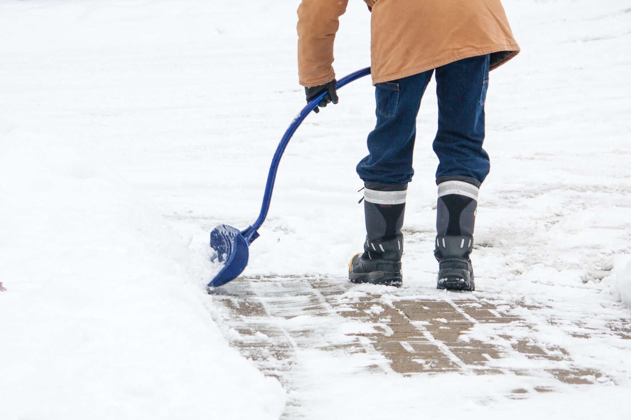 snow shoveling back pain scaled 1